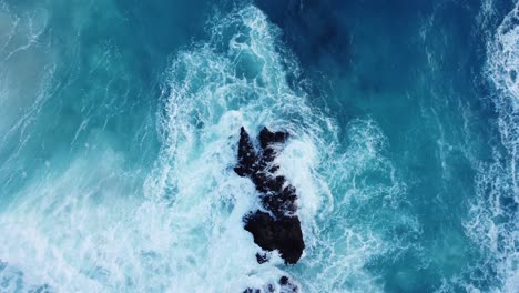 Waves-Crashing-Over-Rocks-at-the-Blue-Lagoon-in-Nusa-Ceningan,-Bali