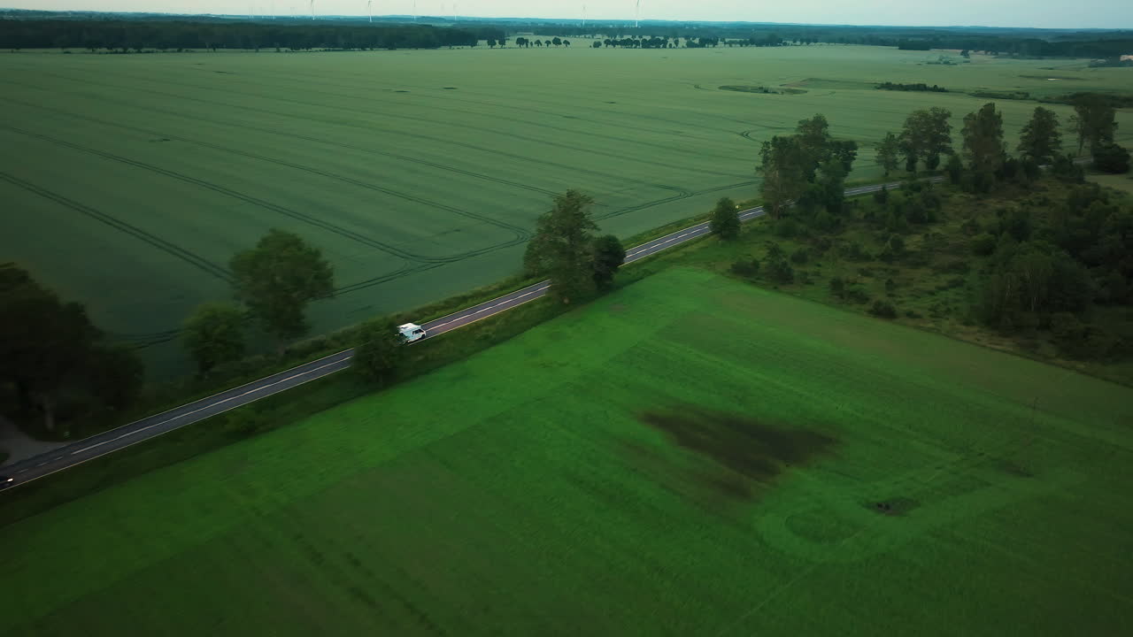 드론은 농촌  사이를 운전하는 오토바이를 추적합니다. 어고 여름 저녁입니다.