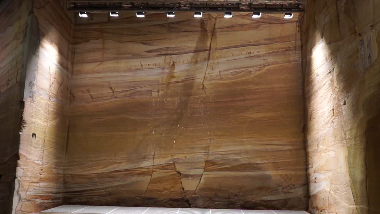 una cascada de palabras del artista julius popp en mona hobart, tasmania, australia.