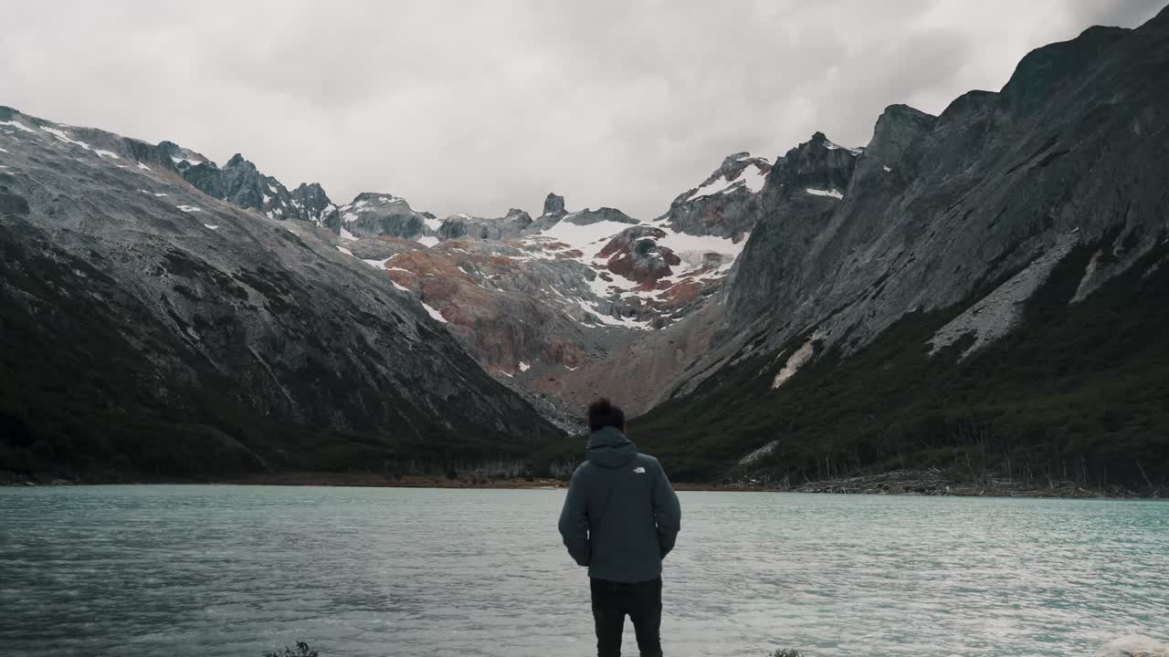 En mand set bagfra i Laguna Esmeralda nær Ushuaia i Tierra del Fuego, Argentina, Sydamerika.