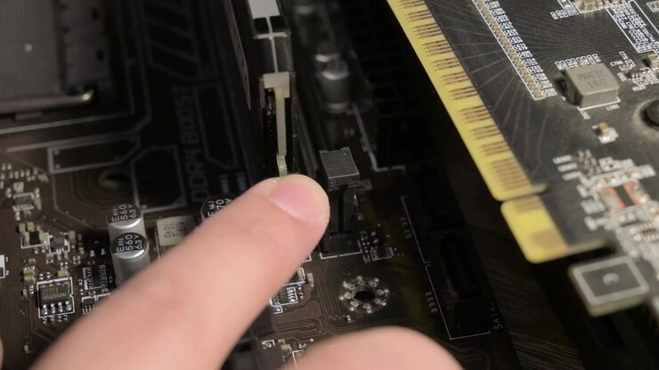 Forsigtig fjernelse af et RAM-modul fra et computerbundkort