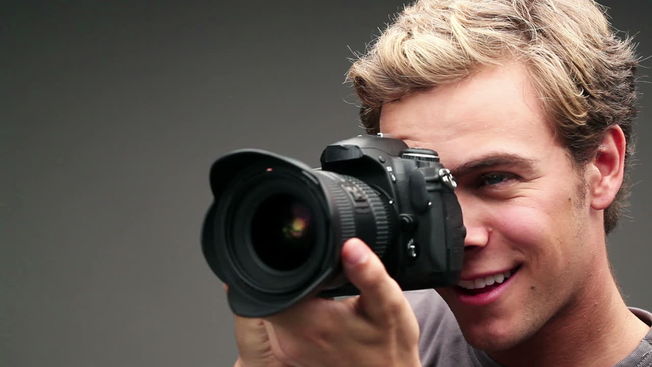 카메라 를 들고 있는 남자