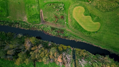 Foto-Superior-En-Movimiento-De-Un-Campo-De-Golf-En-Espoo,-Finlandia,-Pasando-Un-Pequeño-Río.