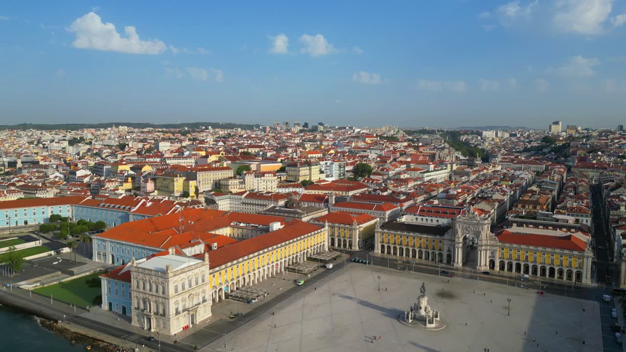 Volando verso Terreiro do Paço nelle prime ore del mattino, senza persone e con il paesaggio urbano di Lisbona, Portogallo