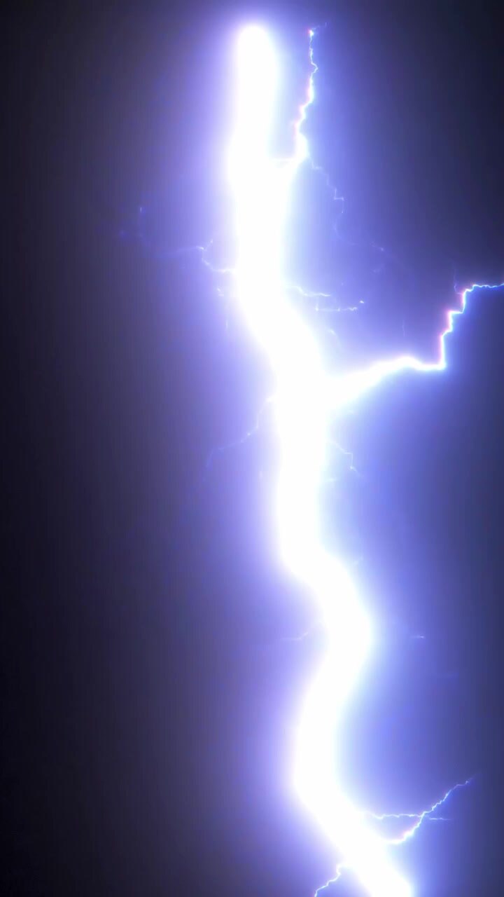 Fulmini verticali multipli con bagliore blu su sfondo nero. Animazione di tempesta elettrica intensa per contenuti sui social media