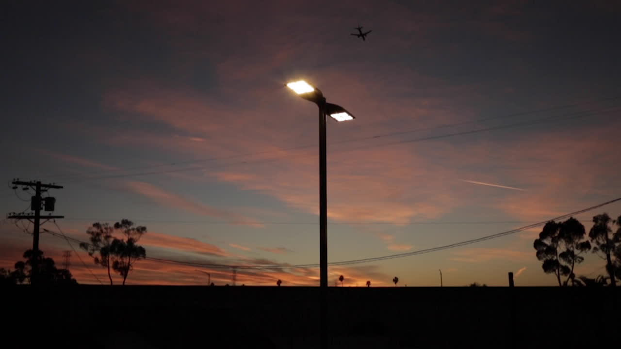 도시의 일몰, 전화선과 고속도로를 슬로우 모션으로 지나는 비행기, 아름다운