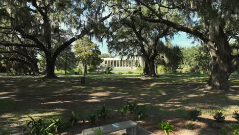 droning von einem wasserbrunnen und näherndem pavillon im stadtpark in new orleans