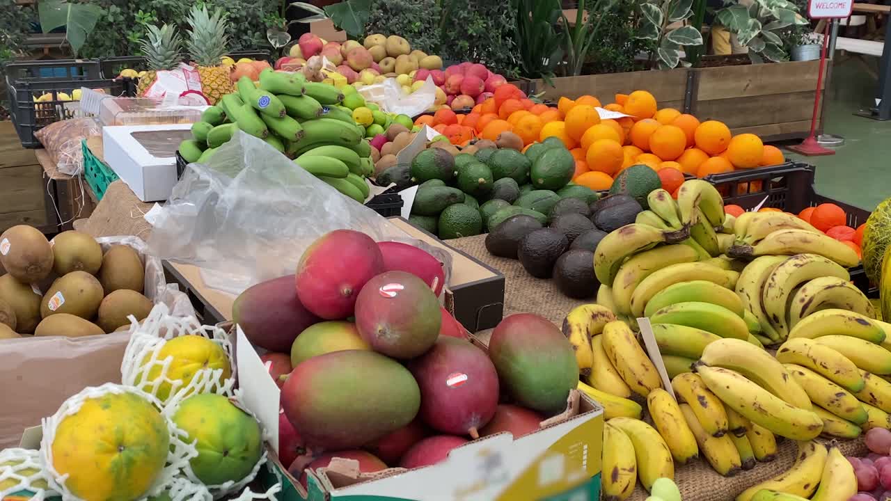 Primo piano di pannocchie e altri frutti e verdure in un mercato tradizionale di Cascais in Portogallo