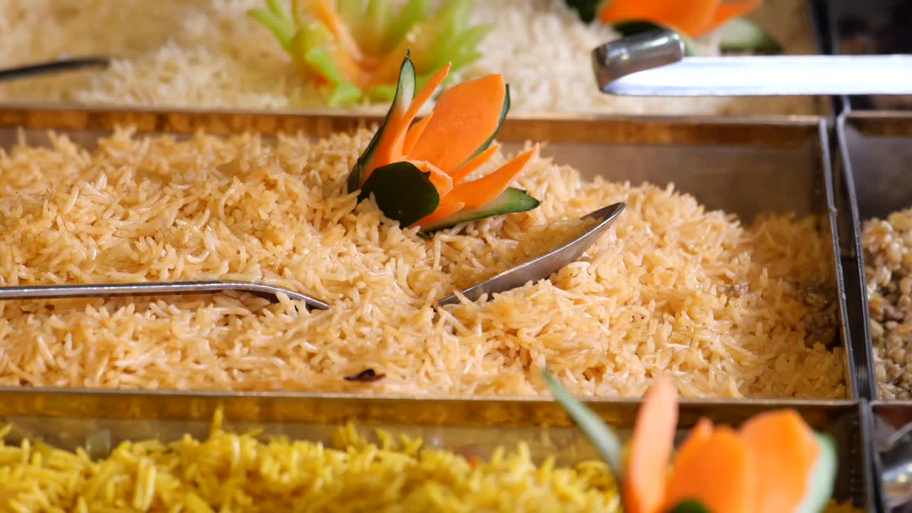 Piatto di riso a buffet con decorazioni di carote intagliate