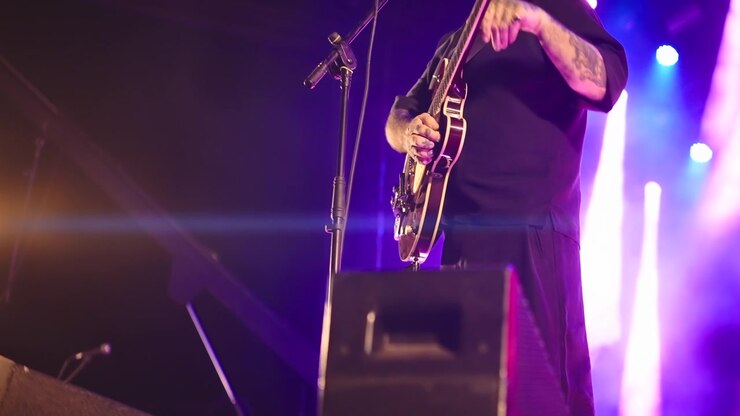 Musicista che suona la chitarra elettrica sul palco a un concerto dal vivo