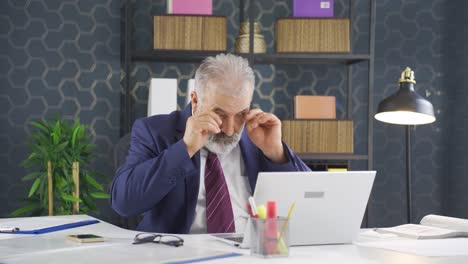hombre de negocios con malos ojos.