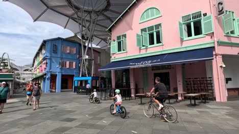 el ciclista viaja a través de una vibrante plaza de mercado desierta.