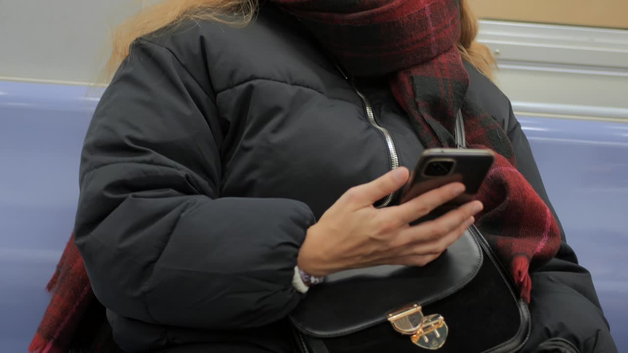 hermosa chica en el metro de nueva york dentro del metro usando el teléfono mientras viaja