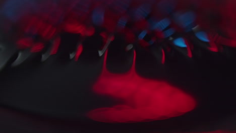 picos de formación de fluidos en una atmósfera abstracta oscura