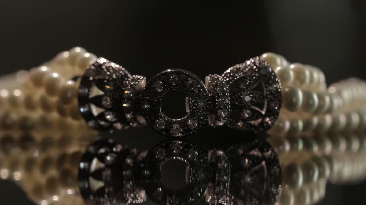 다이내믹한 조명 아래 진열된 브라이덜 주얼리 - 럭셔리