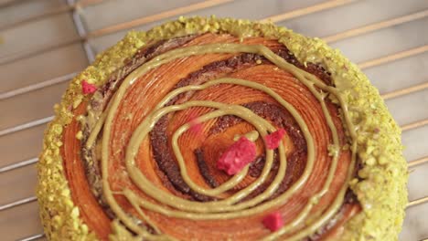 le beignet de pistache est décoré de framboise séchée vue du haut