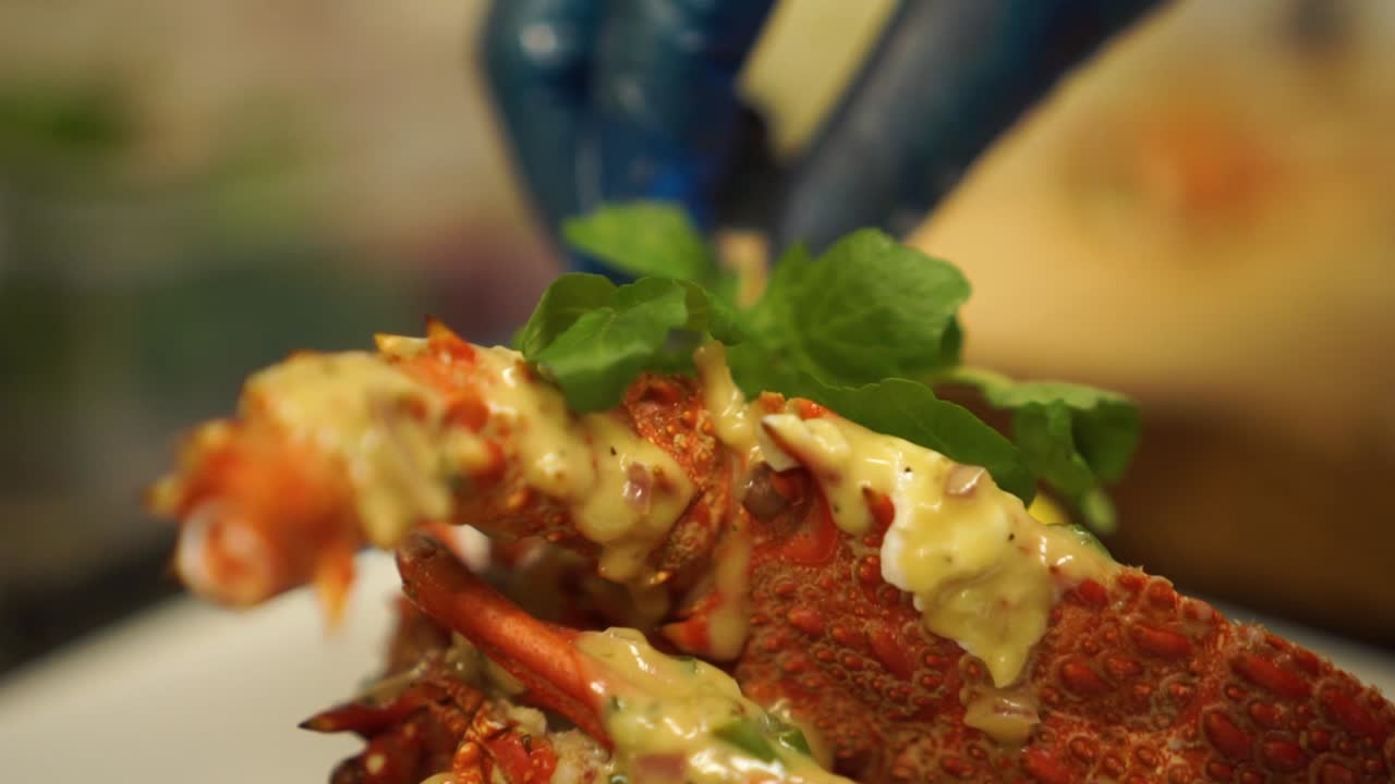 클로즈업 - 조리된 뉴질랜드 가재에 허브를 얹음