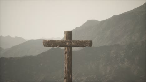 Hölzernes-Kruzifixkreuz-Am-Berg