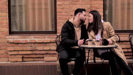 Pareja-De-Turistas-Caucásicos-Sentados-En-Un-Café-Al-Aire-Libre.