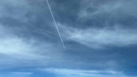 el punto de vista de un piloto de una estela de avión volando por delante y 4 niveles más alto, con algunas nubes desgastadas