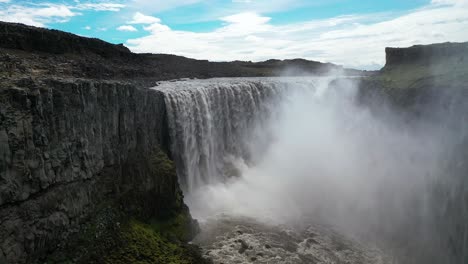 cascada dettifoss en jokulsa un río fjollum en el campo del norte de islandia - toma aérea de drones