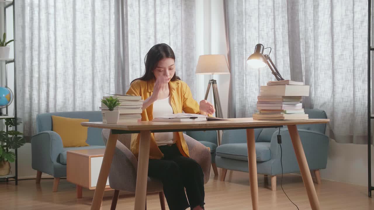 집에서 공부하는 여자