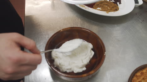 el chef prepara un plato de yogur de entrada mediterráneo