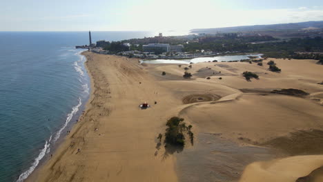 Rückwärtsflug-Entlang-Des-Strandes-Von-Maspalomas-Und-Sichtung-Des-Leuchtturms-Von-Maspalomas