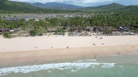 camiones aéreos a lo largo de la playa de nacpan el nido palawan resort estilo de vida de lujo