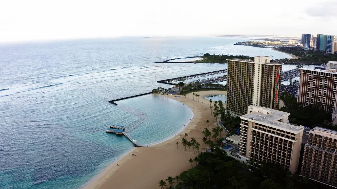 Ripresa con drone del molo privato degli Atlantis Submarines di Honolulu
