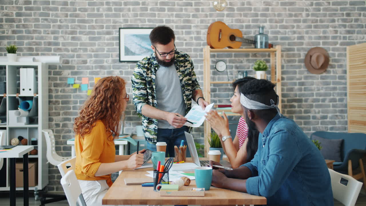 reunión de equipo en una oficina moderna