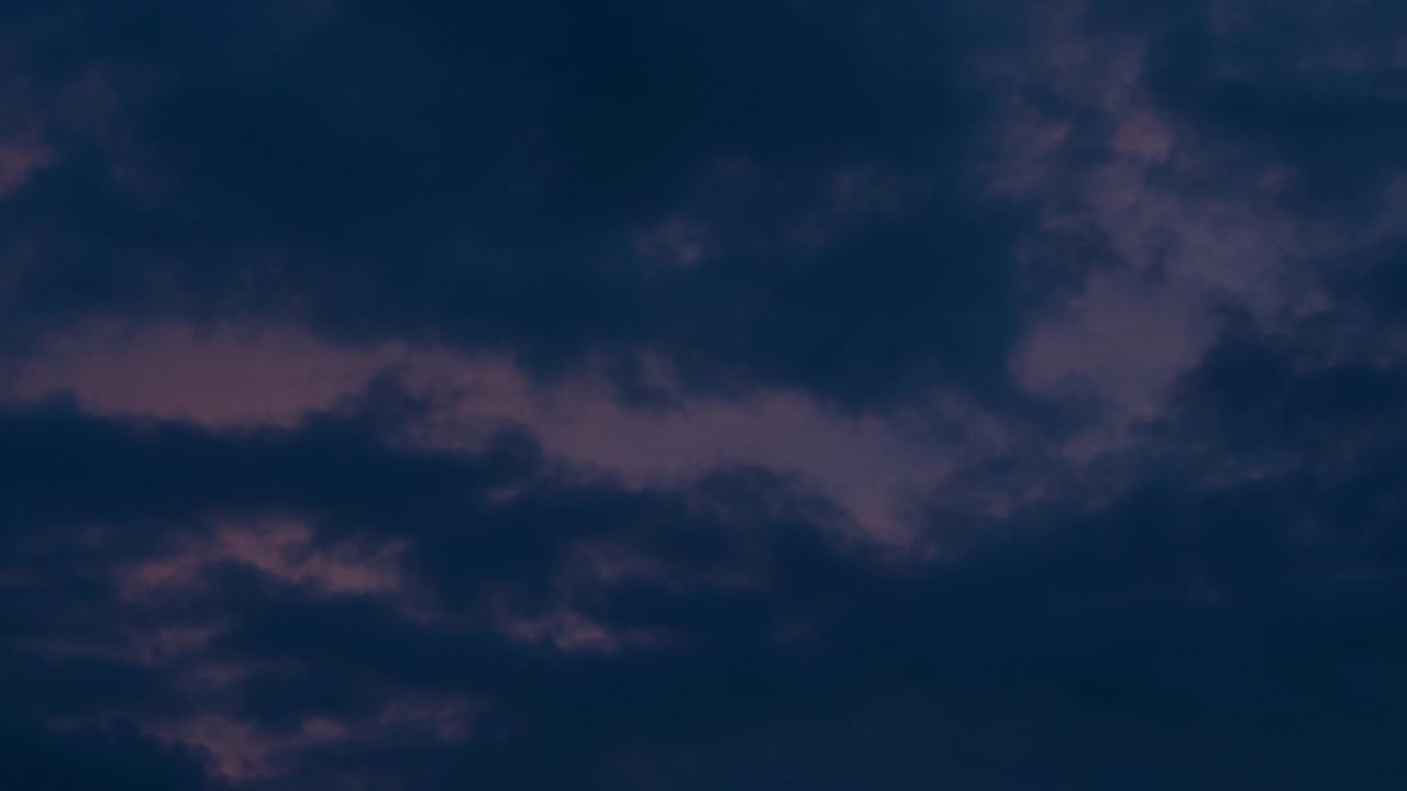 Nubes oscuras de tormenta cruzando el cielo crepuscular