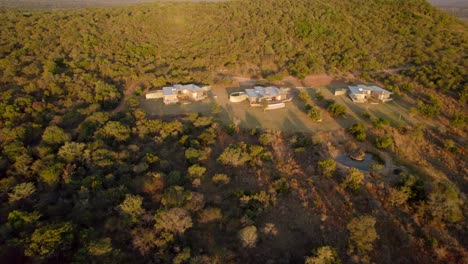 Afrikanische-Wohlhabende-Herrenhäuser-In-Der-Wilden-Bewaldeten-Landschaft,-Luftaufnahme