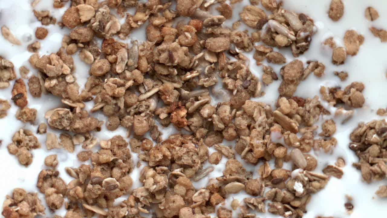 건강한 그라놀라, 떠다니는 우유 클로즈업, 시리얼 무슬리 그과 함께 맛있는 요구르트