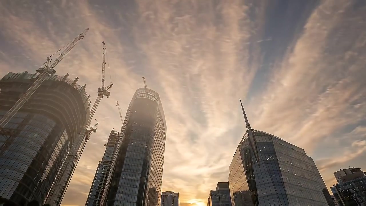 Lapso de tiempo de rascacielos de ciudad moderna al atardecer
