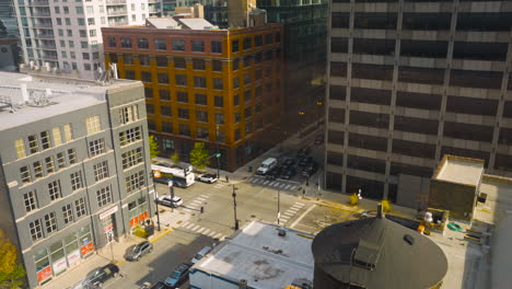 Un-Autobús-Y-Otro-Tráfico-En-Una-Intersección-En-El-Centro-De-Chicago,-Illinois.