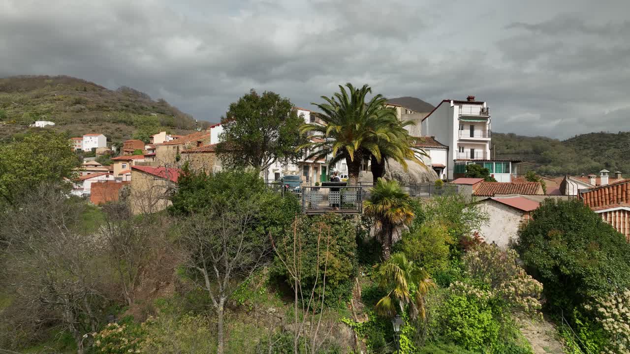 vista fascinante de un pueblo en medio del valle desde un mirador.