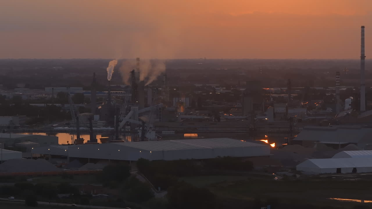 área industrial y portuaria de ravenna, polo químico y petroquímico, termoeléctrica, plantas metalúrgicas y refinería de hidrocarburos y tanques de gas natural licuado al atardecer disparado a 30 fps