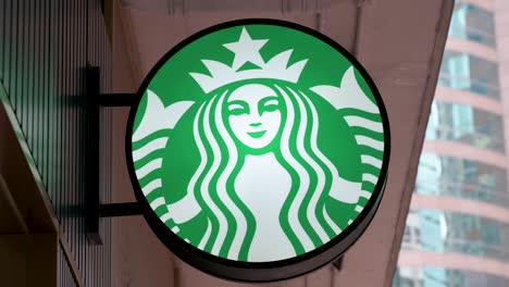 outside its store in hong kong, the starbucks logo stands out, highlighting the presence of the renowned american coffee brand.