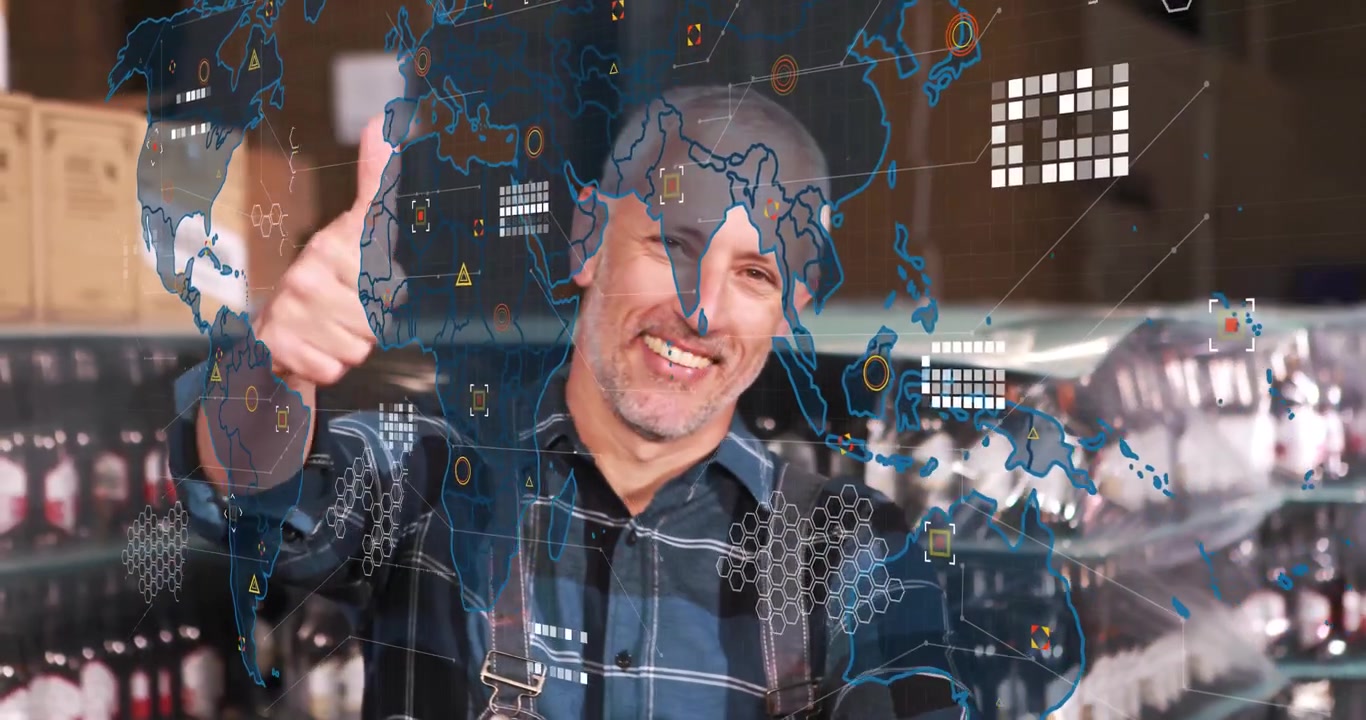 Trabalhador de armazém movendo carrinho de mão, inspecionando caixa com sobreposição de mapa digital, acenando em aprovação.