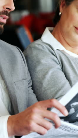 hombre de negocios con un periódico e interactuando con una mujer
