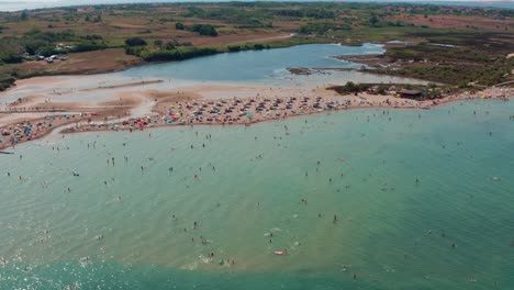 Strand-Voller-Menschen-In-Neun