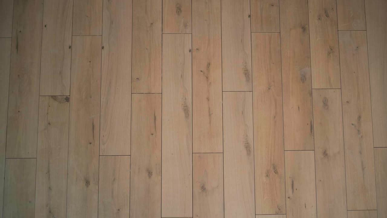 건설, 리모델링, 수리 아파트. 세라 바닥 타일 설치 - 조각을 측정하고 잘라내는. 타일 잘라. 타일 절단