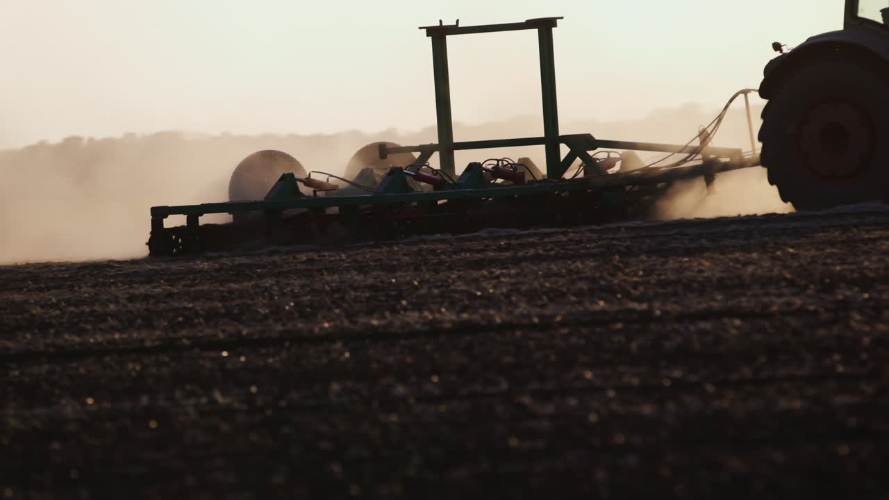 tractor ara a través del suelo 7