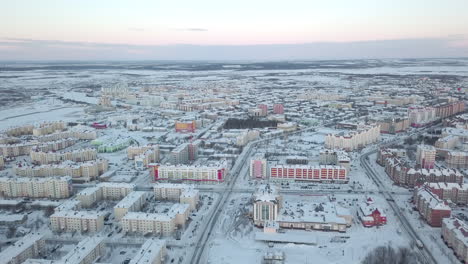 vista aérea de una ciudad nevada en invierno