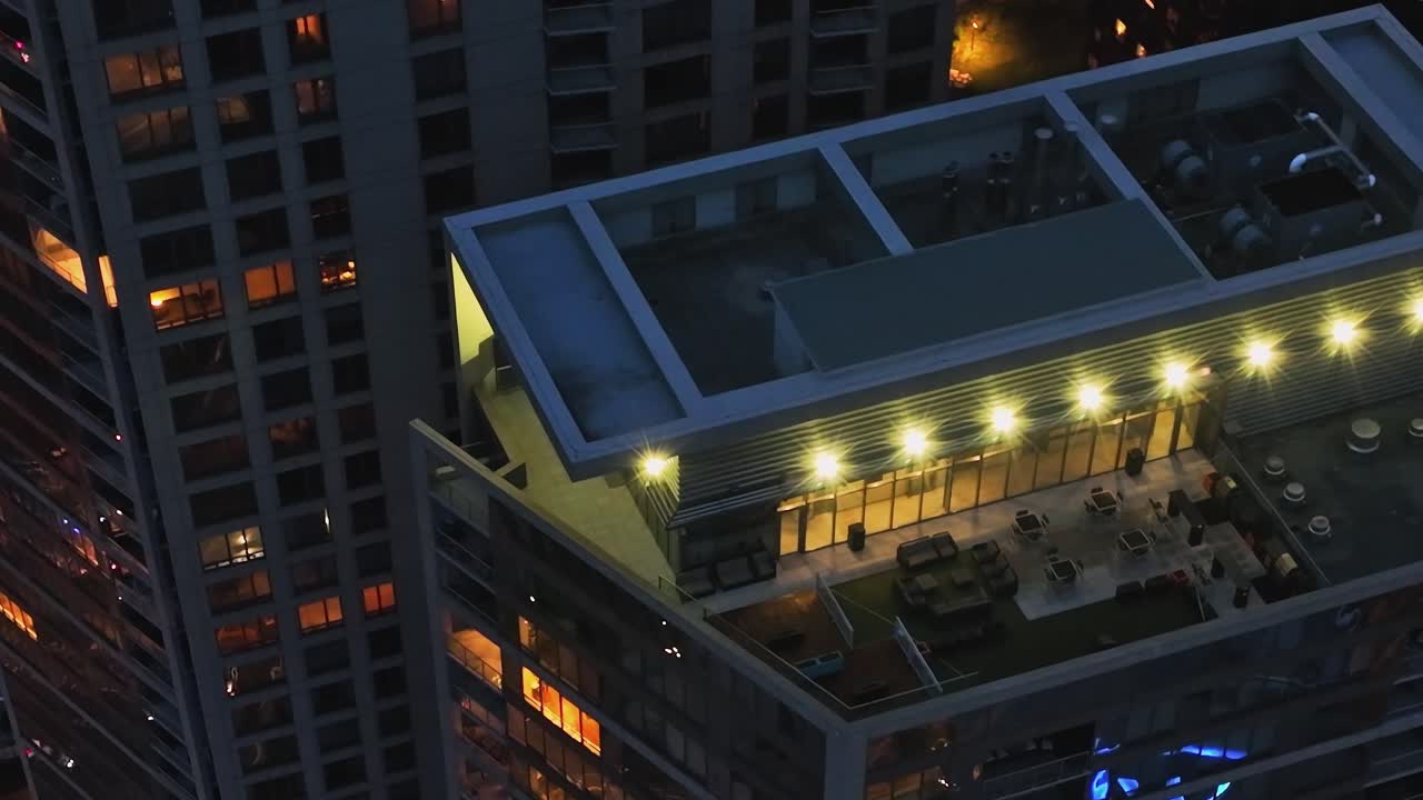 Curva del río Chicago y rascacielos modernos