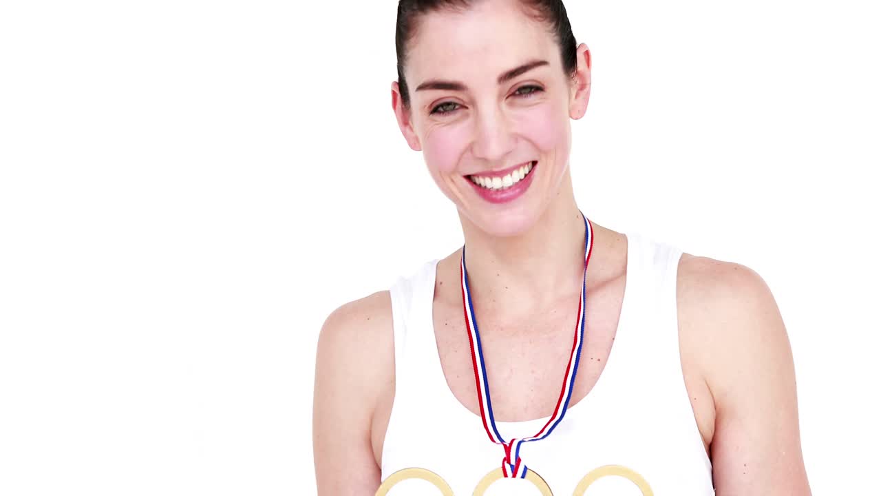 feliz atleta femenina con una medalla