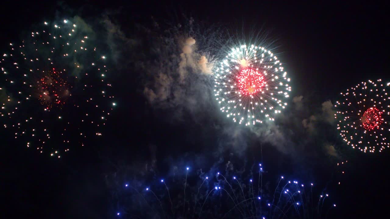 hermosa exhibición de trabajo de fuego colorido por la noche para la celebración en el festival