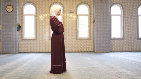 woman takbir in mosque