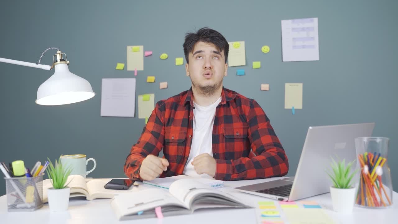 나쁜 순간을 기억하는 남성 학생.